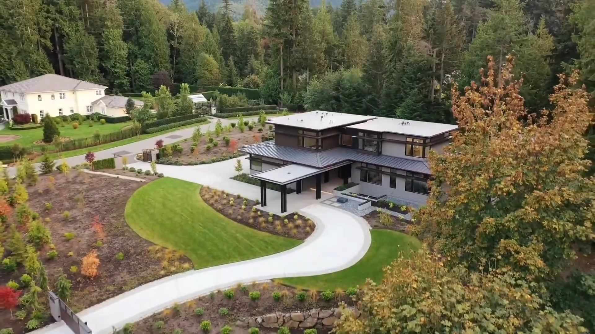 ISSAQUAH CUSTOM HOME | PART 1 — EXTERIOR
Grounded in rich brown and deep natural tones, this home pairs thoughtful landscaping and hardscaping with clean modern architecture.
#Lochwoodlozier #Customhome #Customhomebuilder #Remodeler #PNWBuilders #Issaquah #Medina #ClydeHill #Bellevue #Kirkland #Redmond #MercerIsland #Sammamish #Seattle