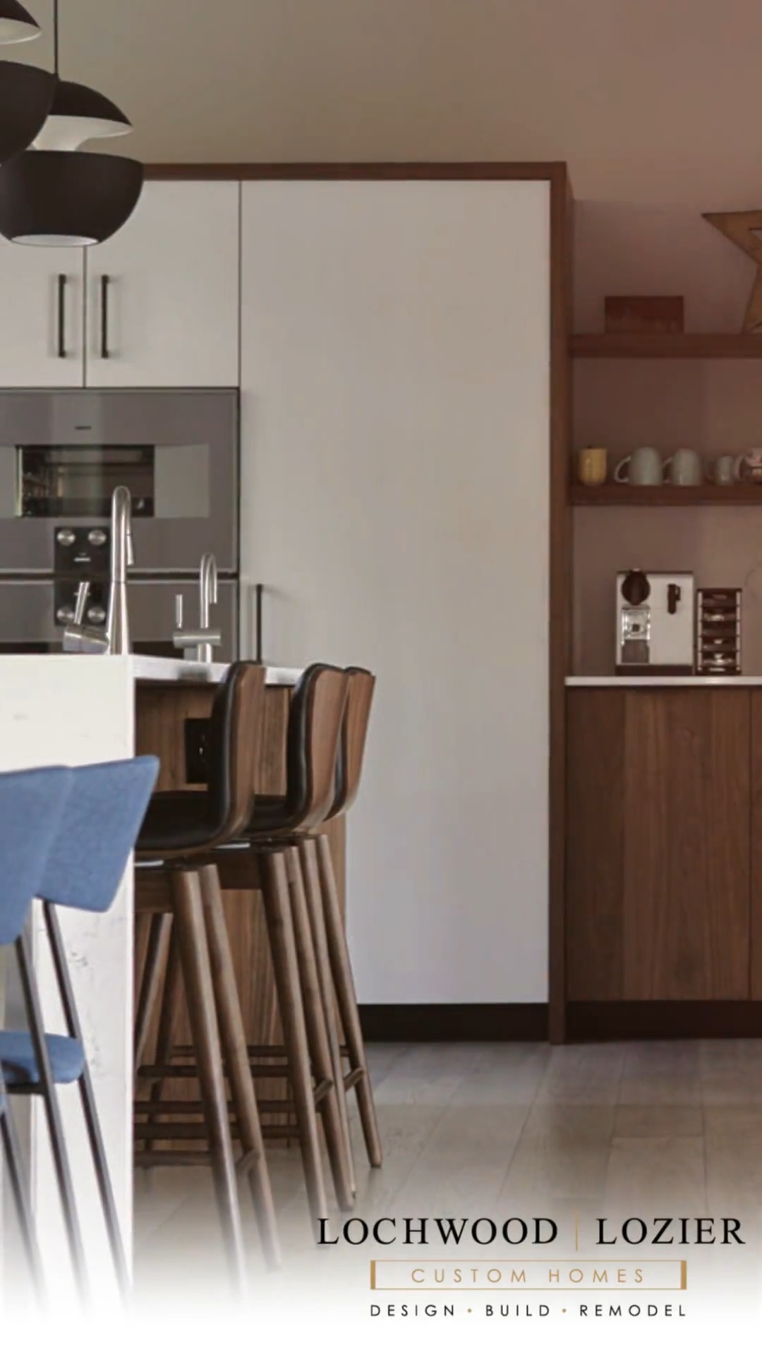 Great kitchens are designed for everyday life.
#Lochwoodlozier #kitchen #interiordesign #Customhomebuilder #Remodeler #PNWBuilders #Medina #ClydeHill #Bellevue #Kirkland #Redmond #MercerIsland #Sammamish #Issaquah #Seattle